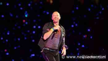 Coldplay-zanger Chris Martin valt door luik in podium