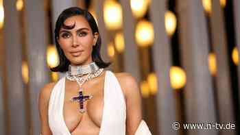 Mit "Attallah-Kreuz" um den Hals: Kim Kardashian trägt royalen Anhänger dick auf