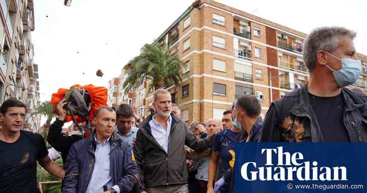 Mud and insults thrown as Spanish king and PM visit flood-hit town
