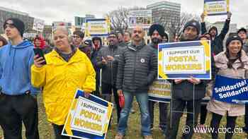Canada Post workers rally in Winnipeg with union in legal position to strike