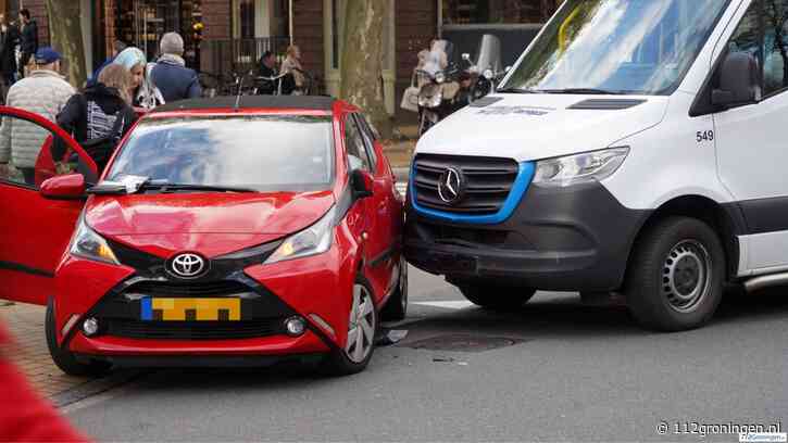 Aanrijding tussen auto en taxibusje op kruising Herestraat/Gedempte Zuiderdiep in Groningen