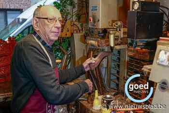 Franske Fransen (79) is al 65 jaar schoenmaker: “Vroeger kochten mensen echte schoenen, nu dragen ze van die witte sloffen”