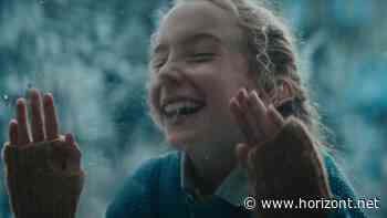 Internationale Kampagne: So entschlossen reißt die Telekom zu Weihnachten Barrieren ein