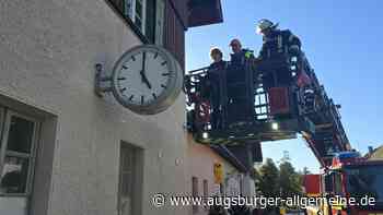 Die Bahnhofsuhr in Dießen zeigt wieder die richtige Zeit an