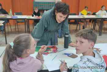 Kinderen knutselen nieuwe mantel voor Sinterklaas