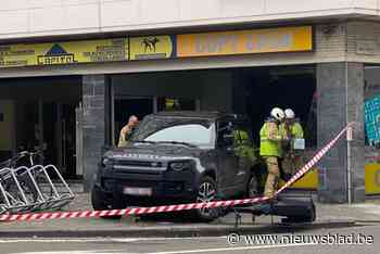 Land Rover knalt tegen fietsenrek en rijdt dan  copycenter aan Gent Zuid binnen