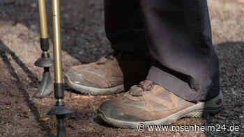 Über Wanderstöcke gestolpert: Mann (†56) stürzt vor den Augen seiner Freunde in den Tod