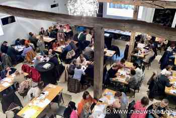 Kinderen etaleren kennis tijdens Kinderquiz in buurtcentrum Cortina