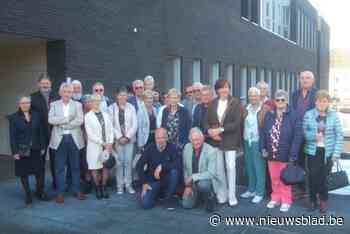 Zeventigjarigen toasten op het gemeentehuis