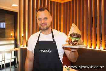 Friturist Davy serveert hamburger in thema van de Amerikaanse presidentsverkiezingen: “Het veroorzaakt altijd een interessante babbel aan de toonbank”