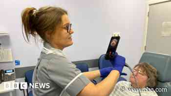 Smartphone device speeding up throat cancer tests