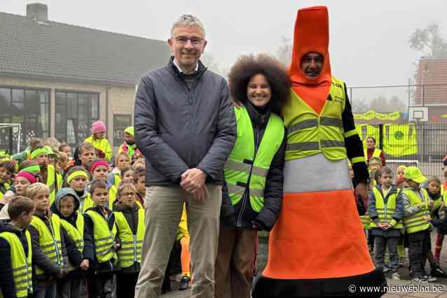 Sikudhani, winnares‘The Voice Kids’ geeft aftrap zichtbaarheidsactie verkeersveiligheid: “Voortaan trek ook ik een fluohesje aan”