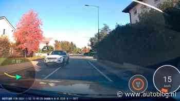 Video: Range Rover-mafkees ziet een gaatje