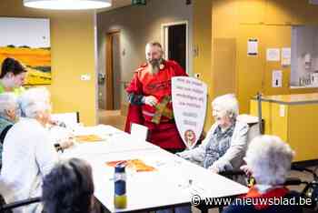 Plots staat de Rode Ridder in woonzorgcentrum in Diepenbeek