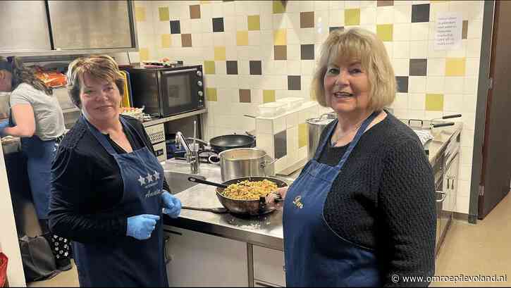 Almere - Buurvrouwen Annie en Dora koken voor 14 arme Almeerse gezinnen