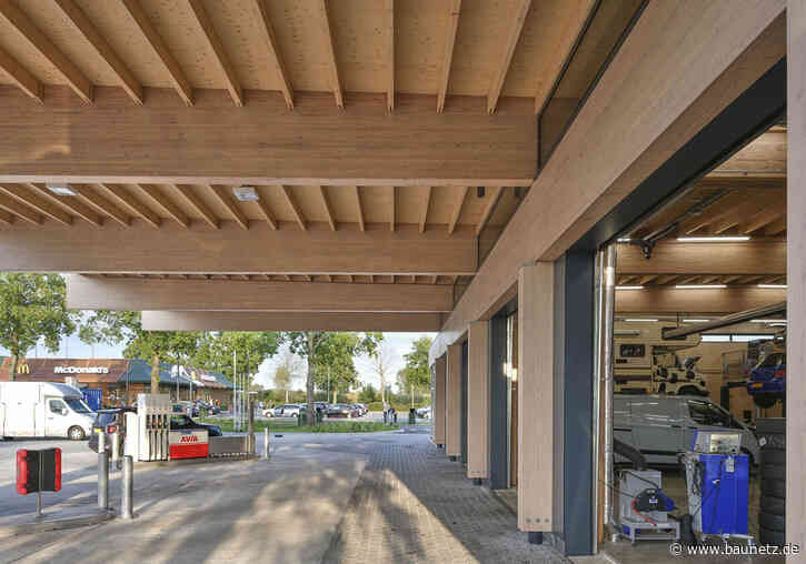 Zapfsäulen unterm Holzdach - Tankstelle und Werkstatt in Purmerend von NEXT architects