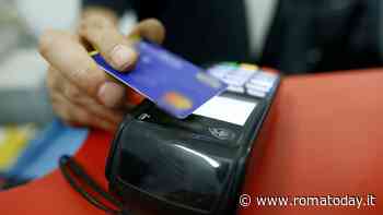 Lo shopping "gratis" dei latinos nelle vie del centro con le carte di credito rubate