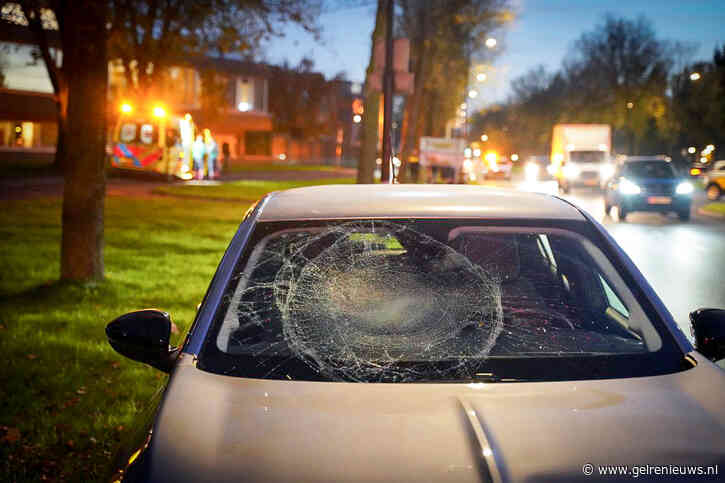 Fietser belandt op voorruit auto bij harde botsing