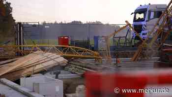 Drama auf Baustelle in Bayern: Kran stürzt um – und begräbt Mann unter sich