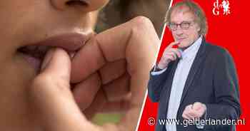 Met samengeknepen billen op je nagels bijten