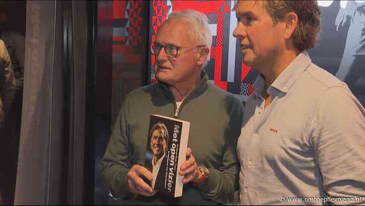 Almere - Alex Pastoor geeft eerste exemplaar boek aan Foppe de Haan