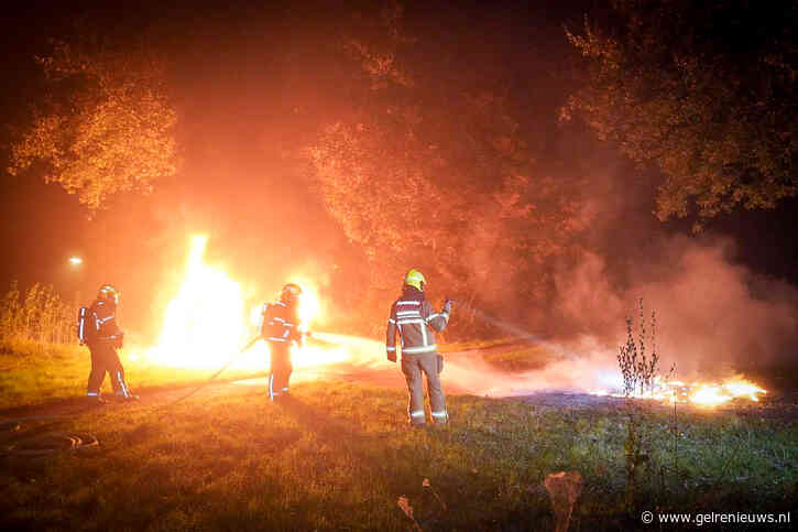 Bestelbus volledig uitgebrand, mogelijk brandstichting