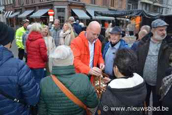 Stemmenkampioen Kurt De Loor bedankt kiezers met chocolaatjes: “Ik was zo graag jullie burgemeester geworden, maar het mag niet zijn”