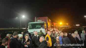 Bloccati nella notte i camion dell'Ama a Rocca Cencia, i cittadini: "Non saremo la pattumiera di Roma"