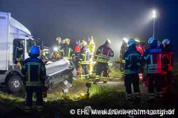 Schwerer VU zwischen Lkw und zwei Pkw