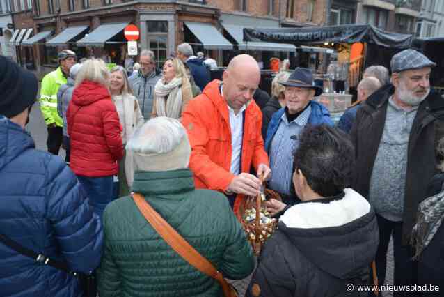 Grootste partij maar toch geen sjerp voor Kurt De Loor, die kiezers bedankt met chocolaatjes: “Ik was zo graag  jullie burgemeester geworden, maar het mag niet zijn”