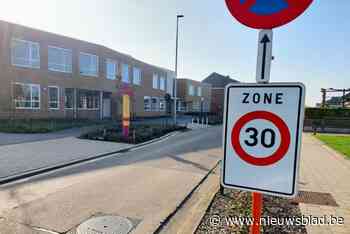 Okerkleurige fietssuggestiestroken aan basisschool De Stip: “Veiliger voor fietsers en beter voor verkeersdoorstroming”