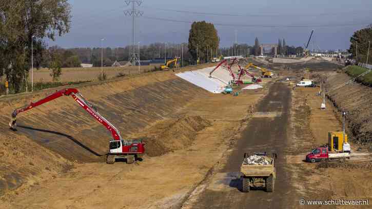 Geen druppel water meer in Julianakanaal: het graven is begonnen