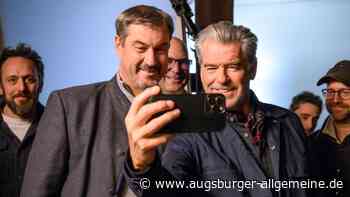 Ministerpräsident Söder trifft Pierce Brosnan in den Penzing Studios