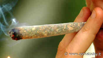 "Papà ha perso il lavoro", studente di 16 anni spaccia 'fumo' davanti alla scuola