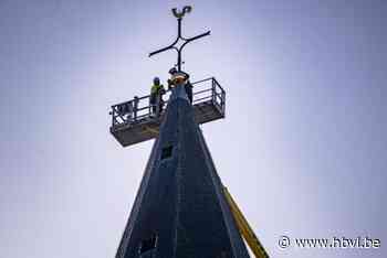 Gerenoveerde bol op Lommelse kerktoren gevuld met tijdcapsule