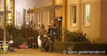 Hulpdiensten massaal naar flat in Arnhem, overleden man in woning gevonden