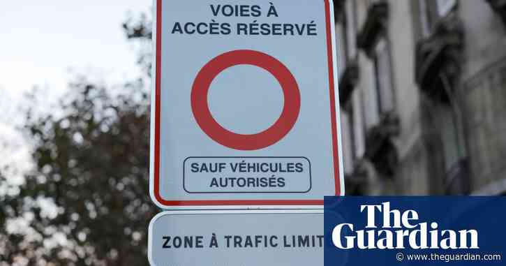 Paris drivers warned of fines as city begins limiting traffic in parts of centre