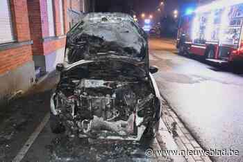 Zeven brandblussers kunnen auto niet redden
