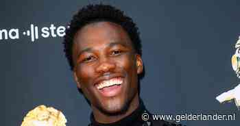 Claude weet als geen ander hoe je een drukke print, bijzondere fit en kleur moet kunnen ‘ownen’