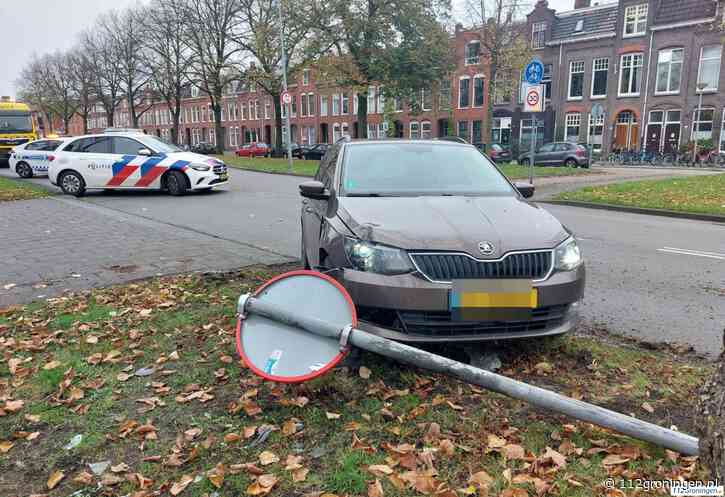 Verkeersruzie eindigt tegen paal van verkeersbord op de Bedumerweg