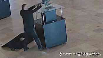 In beeld: man stopt kunstwerk van 15.000 euro uit Kurhaus in koffer