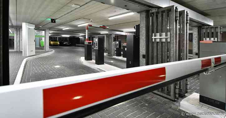 Garagehouder ontdekt ‘treintje rijden’ op camerabeelden: uurtje parkeren kost automobilist bijna 1000 euro