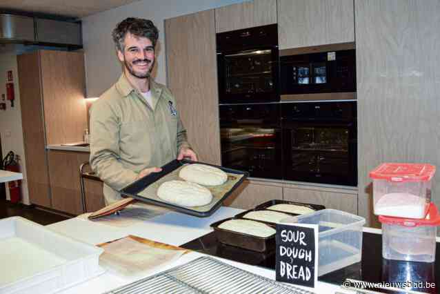Bakker Tijs (32) startte in oude bib en geeft passie nu door via workshops in gerenoveerd cultuurcentrum: “Leuk om transformatie te zien”