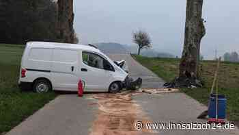 Wagen kommt bei Stammham von der Straße ab und kracht gegen Baum - Fahrer verletzt