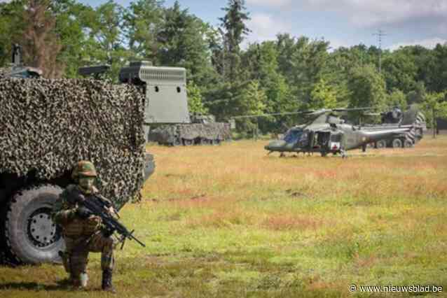 Parachutisten houden militaire oefening in Asse