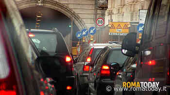 Lo smog a Roma peggiora, il Comune invita i cittadini ad andare a piedi o in bici