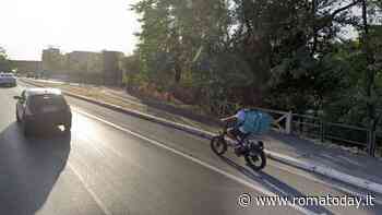 Salita del Quadraro via la striscia gialla dalla strada: la ciclabile trasloca sul marciapiede