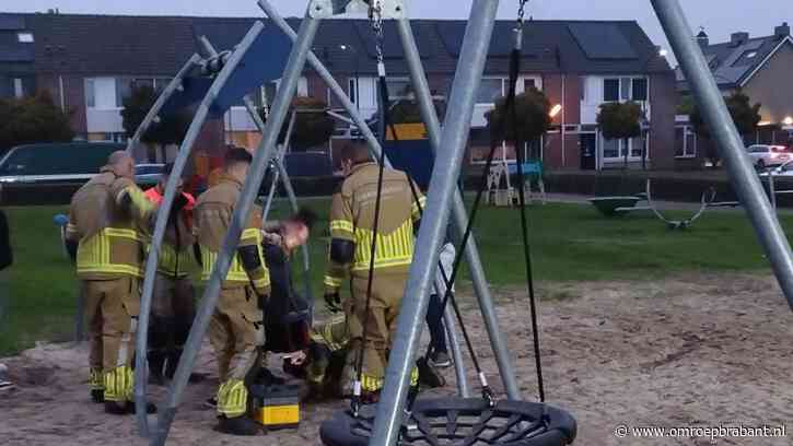 Vrouw zit muurvast in een schommel, brandweer moet haar bevrijden