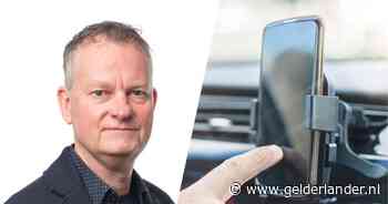 Mag ik mijn telefoon in de auto wel bedienen als die in een houder zit?