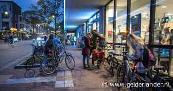 Fietschaos bij nieuwe AH in Nijmegen aangepakt: ‘Iedereen moet makkelijk over stoep kunnen’
